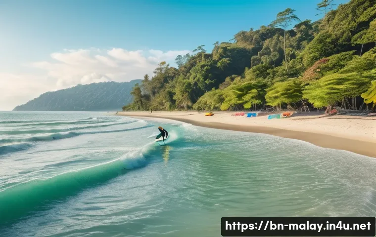 말레이시아 초보자를 위한 서핑 가이드 - A serene beach scene on Penang Island with gentle 2 to 4 feet waves, featuring a diverse group of be...
